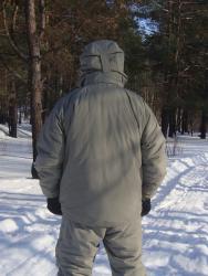 Нижняя кромка куртки занижена и прикрывает ягодицы